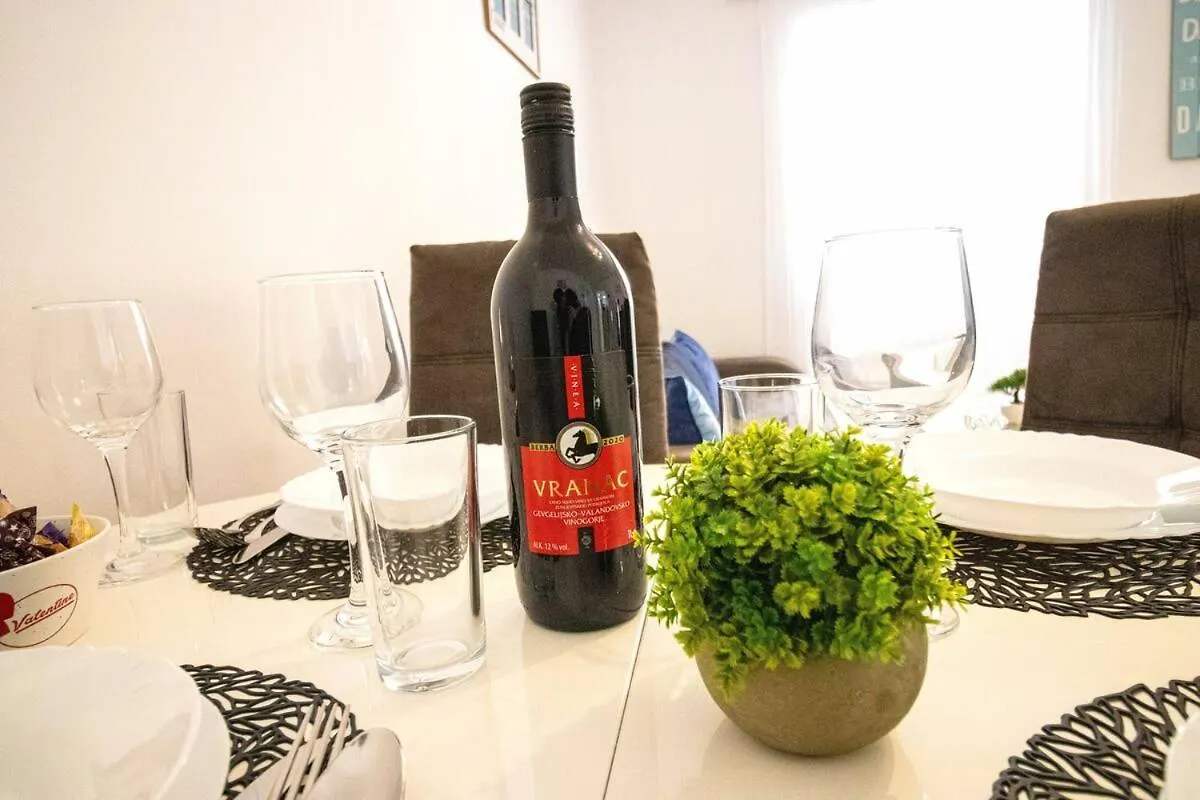Apartman Marina Pula 0*,  Croatia
