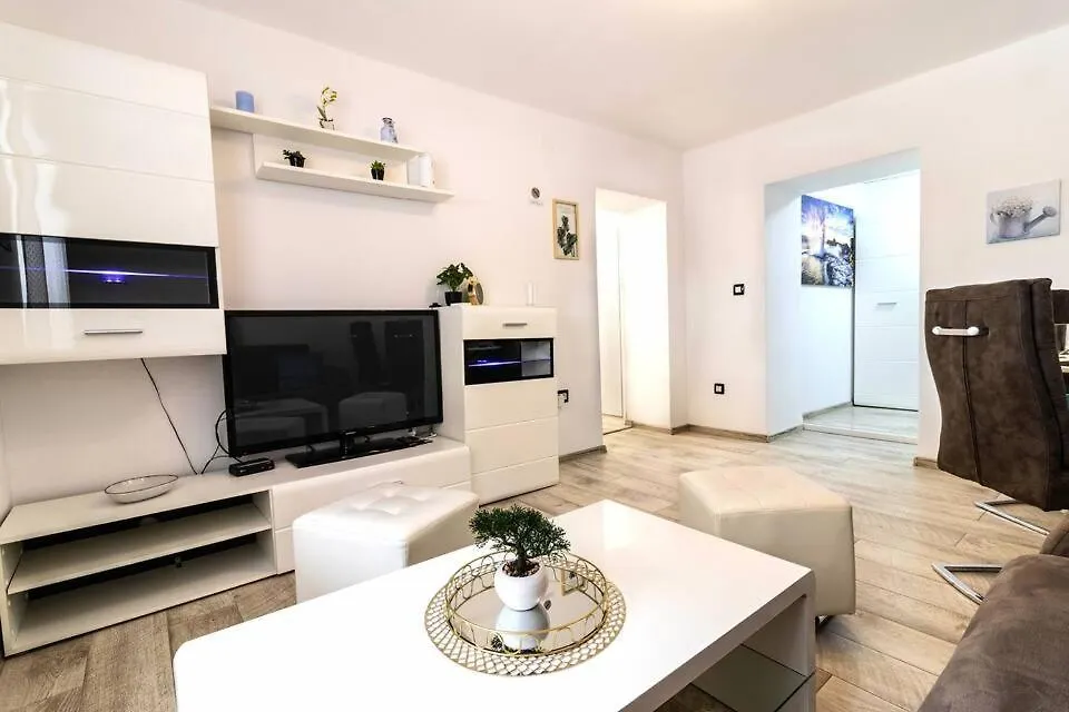 Apartman Marina Pula 0*,  Croatia
